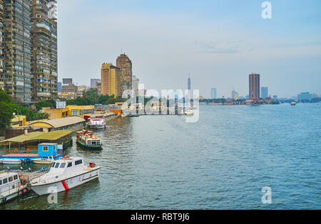 Der Nebel über dem Nil umfasst Wohn- Hochhäuser von Gizeh und hohen Gebäuden der Insel Gezira, Kairo, Ägypten. Stockfoto