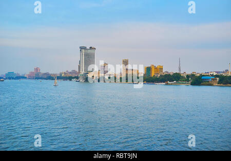 Die nebligen Gebäude von Rhode Island hinter dem breiten Nle-Fluss, Kairo, Ägypten. Stockfoto