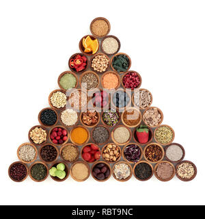 Super Food Konzept für ein gesundes Leben in Pyramidenform einschließlich Obst, Gemüse, Kräuter, Gewürze, zu ergänzen, zu Pulver, Körnungen und Getreide. Stockfoto