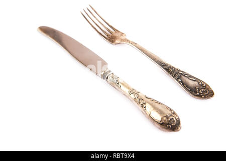 Vintage Messer und Gabel auf weißem Hintergrund. Stockfoto