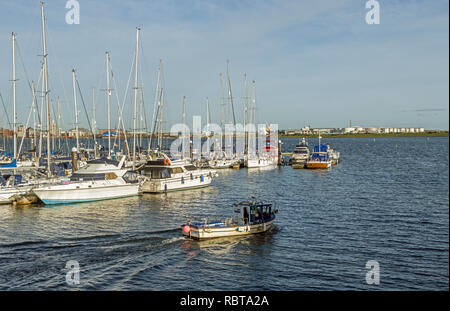 Kleines Boot auf dem Fluss Ely und in Cardioff Bay South Wales Stockfoto