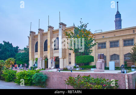 Kairo, Ägypten - Dezember 19, 2017: Das Gebäude des Museum Ägyptischer Kunst, umgeben vom Grün des Gartens der Nationalen kulturellen Zentrum, Gezira Stockfoto