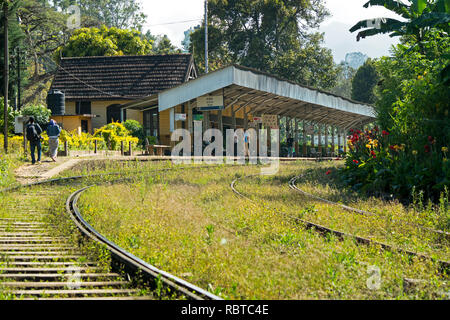 Die malerisch gelegene Ella Bahnhof. Der Beginn der beliebte touristische Zugfahrt von Ella nach Kandy. Stockfoto