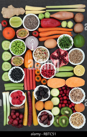 Große health food Collection mit frischem Obst, Gemüse, Samen, Getreide, Milchprodukte, Nüsse, Hülsenfrüchte, Kräutern und Gewürzen. Stockfoto