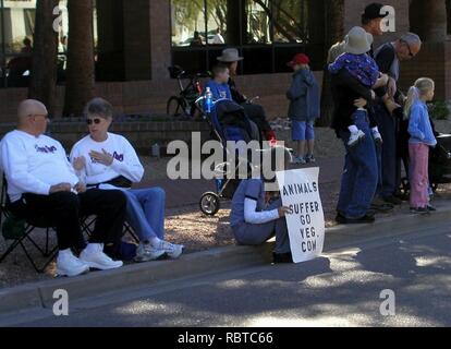 Ein einzelnes Minder, ignoriert Demonstrant am Parado del Sol Parade. Es gibt 1 oder 2 in jeder Menge. (4353774). Stockfoto