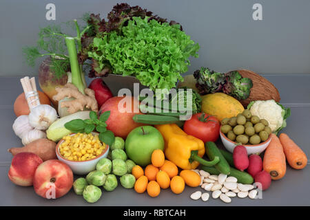 Basische Ernährung mit frischem Gemüse, Obst, Kräuter, Gewürz und getrocknete Hülsenfrüchte auf grau Holz Tisch Hintergrund. Stockfoto