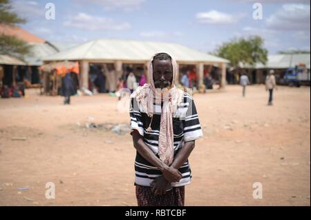 Ein somalischer Mann steht in der garbahaarey Stadt Marktplatz am 11. August. Die AMISOM humanitäre Einheit heute eine Bewertung der Garbahaarey Stadt in der Region Gedo Somalias. Das Team besuchte die (14884549001). Stockfoto