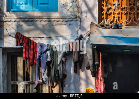 Detail eines Hauses mit Kleidung trocknen in den engen Gassen des Chandni Chowk, Delhi, Indien Stockfoto