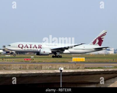 Ein 7-BFD Qatar Airways Cargo Boeing 777-FDZ-cn 41427 take-off vom 14. Juli 2013 pic 1. Stockfoto