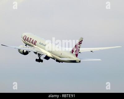 Ein 7-BFD Qatar Airways Cargo Boeing 777-FDZ-cn 41427 take-off vom 14. Juli 2013 pic 2. Stockfoto