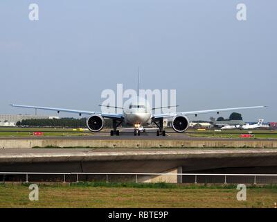 Ein 7-BFE Qatar Airways Cargo Boeing 777-FDZ-cn 39644, 25. August pic-002 2013. Stockfoto