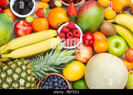 Gesunde Frucht Hintergrund mit Erdbeeren Himbeeren orangen Pflaumen Äpfel gefüllt, Kiwis, Weintrauben, Heidelbeeren mango Kaki Ananas Stockfoto