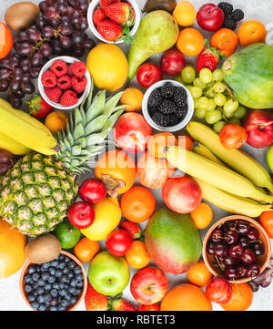 Gesunde Frucht Hintergrund mit Erdbeeren Himbeeren orangen Pflaumen Äpfel gefüllt, Kiwis, Weintrauben, Heidelbeeren mango Kaki Ananas Stockfoto