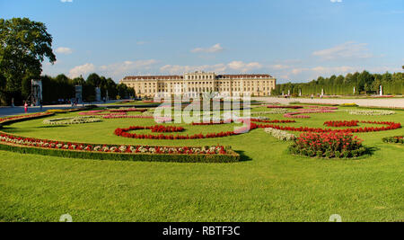 Schöne Aussicht von berühmten Schloss Belvedere, von Johann Lucas von Hildebrandt als Sommerresidenz für Prinz Eugen von Savoyen, in Wien gebaut, Stockfoto