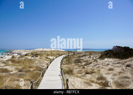 Holzsteg und türkisblauem Wasser am Illetas Strand in Formentera. Balearen. Spanien Stockfoto