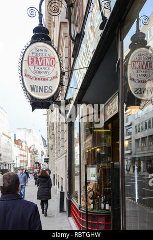 El Vinos Weinladen und Bar - ein berühmter Treffpunkt von Journalisten und Barristern, die so verewigt sind wie „Pomeroys“ in Rumpole of the Bailey, Fleet Street, London Stockfoto