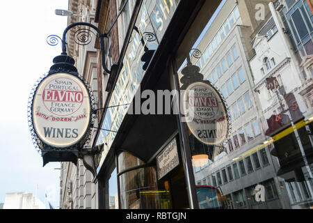 El Vinos Weinladen und Bar - ein berühmter Treffpunkt von Journalisten und Barristern, die so verewigt sind wie „Pomeroys“ in Rumpole of the Bailey, London, England, Großbritannien Stockfoto