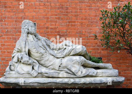 Liegende männliche Figur in Kostümen und Denkmal für Johannes Hiccocks Magister in Cancellario, Temple Church, London, UK Stockfoto