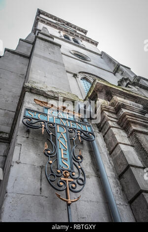 RAF-Denkmal vor Sir Christopher Wren's St. Clement Danes Kirche, Strand, London, England, Großbritannien Stockfoto