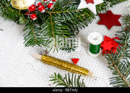 Dekoration handgefertigter roter und weißer Advent weihnachten Kranz aus Tannenholz. Stockfoto