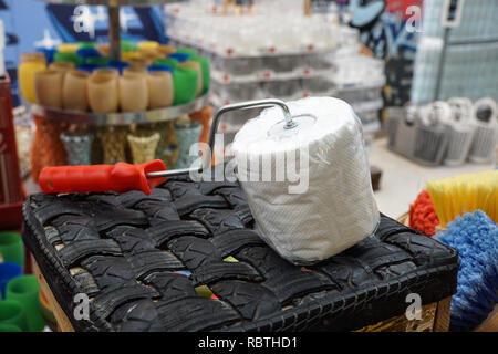 Nahaufnahme von WC-Papier auf einer ursprünglichen Toilettenpapierhalter Stockfoto