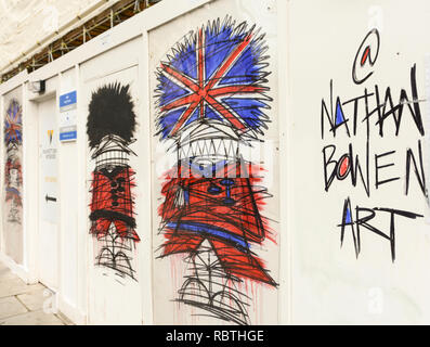 Street artist Nathan Bowens Grenadier Wachposten tragen Bärenfellmützen auf dem Trafalgar Square, London, UK Stockfoto