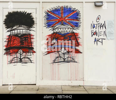 Street artist Nathan Bowens Grenadier Wachposten tragen Bärenfellmützen auf dem Trafalgar Square, London, UK Stockfoto