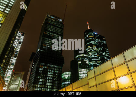 Frankfurt am Main, Deutschland - Januar 08, 2019: Hochhäuser im Bankenviertel von Frankfurt bei Nacht, mit nicht identifizierten Personen. Frankfurt ist der Stockfoto