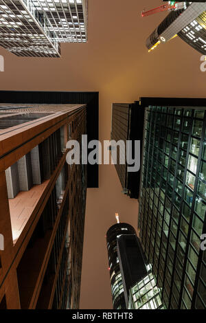 Frankfurt am Main, Deutschland - Januar 08, 2019: Hochhäuser im Bankenviertel von Frankfurt bei Nacht, mit nicht identifizierten Personen. Frankfurt ist der Stockfoto