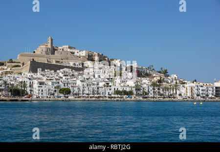 IBIZA, SPANIEN, 18. Juli 2018: Blick auf die Altstadt Dalt Vila oder der oberen Stadt und der Kathedrale in Ibiza, Spanien. Stockfoto