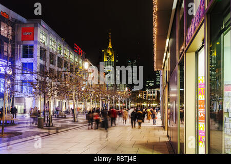 Frankfurt am Main, Deutschland - Januar 07, 2019: Einkaufsstraße im Einkaufszentrum MyZeil in der Nacht, mit unbekannten Menschen. Frankfurt ist die majo