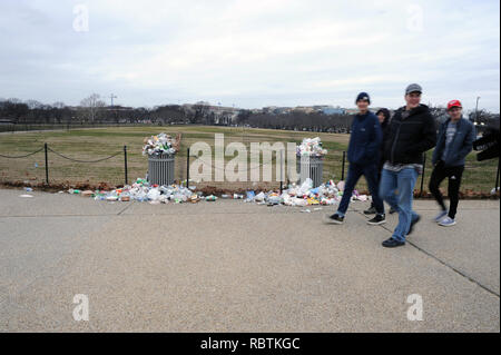 Menschen gehen, die durch Abfall nicht abgeholte auf der National Mall in Washington DC am 12. Tag des partiellen Government Shutdown Jan. 2, 2019. Stockfoto