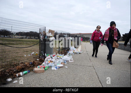 Menschen gehen, die durch Abfall nicht abgeholte auf der National Mall in Washington DC am 12. Tag des partiellen Government Shutdown Jan. 2, 2019. Stockfoto