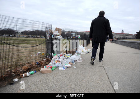 Menschen gehen, die durch Abfall nicht abgeholte auf der National Mall in Washington DC am 12. Tag des partiellen Government Shutdown Jan. 2, 2019. Stockfoto