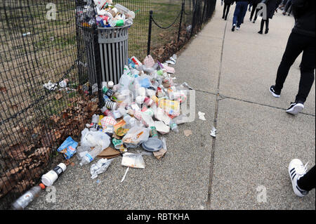 Müll liegt nicht abgeholte auf der National Mall in Washington DC am 12. Tag des partiellen Government Shutdown Jan. 2, 2019. Stockfoto