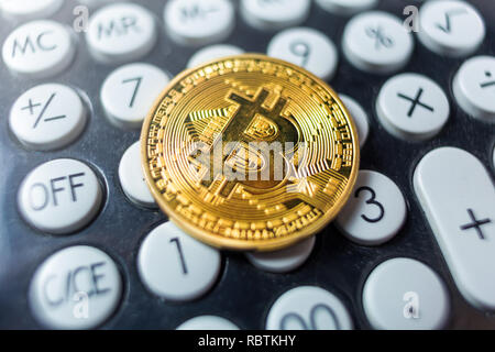 Bitcoin Münze mit Taschenrechner als eine Steuerzahlung Konzept Stockfoto