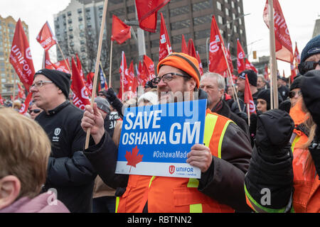 Windsor, Ontario, Kanada - 11. Januar 2019 - Canadian Auto Workers, Mitglieder der Unifor Labour Union, gesammelt über den Detroit River von General Motors in Detroit GM-Plan die Oshawa, Ontario Montagewerk zu schließen, um zu protestieren, werfen Tausende von der Arbeit. Quelle: Jim West/Alamy leben Nachrichten Stockfoto