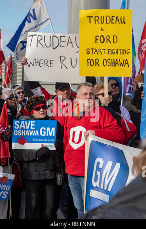 Windsor, Ontario, Kanada - 11. Januar 2019 - Canadian Auto Workers, Mitglieder der Unifor Labour Union, gesammelt über den Detroit River von General Motors in Detroit GM-Plan die Oshawa, Ontario Montagewerk zu schließen, um zu protestieren, werfen Tausende von der Arbeit. Kanadische und Ontario politische Führer aus dem Problem verbracht. Quelle: Jim West/Alamy leben Nachrichten Stockfoto