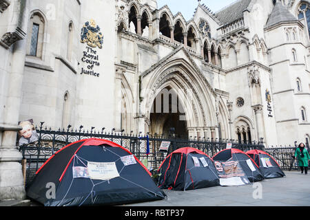 London, England, UK. 11 Jan, 2019. Mark Chambers' Protest gegen erzwungene Annahme und geheime Familie Gerichte außerhalb der Royal Courts of Justice, Fleet Street, London Quelle: Benjamin John/Alamy leben Nachrichten Stockfoto