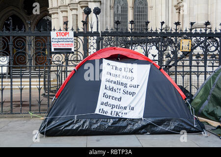 London, England, UK. 11 Jan, 2019. Mark Chambers' Protest gegen erzwungene Annahme und geheime Familie Gerichte außerhalb der Royal Courts of Justice, Fleet Street, London Quelle: Benjamin John/Alamy leben Nachrichten Stockfoto