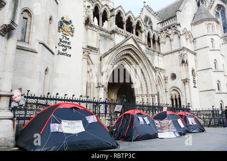 London, England, UK. 11 Jan, 2019. Mark Chambers' Protest gegen erzwungene Annahme und geheime Familie Gerichte außerhalb der Royal Courts of Justice, Fleet Street, London Quelle: Benjamin John/Alamy leben Nachrichten Stockfoto