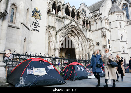 London, England, UK. 11 Jan, 2019. Mark Chambers' Protest gegen erzwungene Annahme und geheime Familie Gerichte außerhalb der Royal Courts of Justice, Fleet Street, London Quelle: Benjamin John/Alamy leben Nachrichten Stockfoto