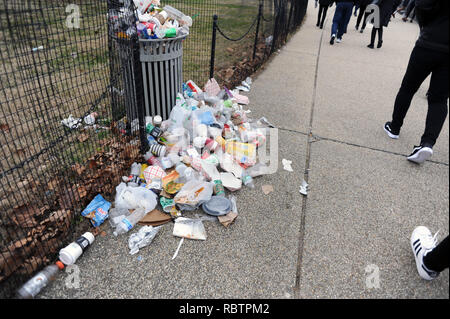 Washington, District Columbia, USA. 2 Jan, 2019. Müll liegt nicht abgeholte auf der National Mall in Washington DC am 12. Tag des partiellen Government Shutdown Jan. 2, 2019. Credit: Hiroko Tanaka/ZUMA Draht/Alamy leben Nachrichten Stockfoto