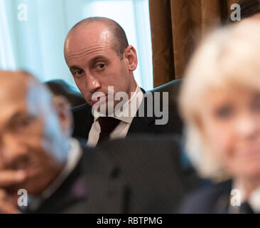 Senior Advisor für Politik Stephen Miller hört bei einem Rundtischgespräch über Grenzsicherheit und sichere Gemeinden, 11. Januar 2019 im Weißen Haus in Washington, DC. Quelle: Chris Kleponis/Pool über CNP/MediaPunch Stockfoto