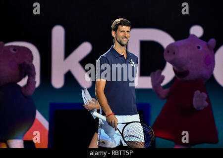 Melbourne, Australien. 12 Jan, 2019. Novak Djokovic führt bei Kids Tennis Tag vor der Australian Open 2019 Grand Slam Tennis Turnier in Melbourne, Australien. Sydney Low/Cal Sport Media/Alamy leben Nachrichten Stockfoto