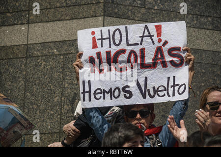 Caracas, Venezuela. 11 Jan, 2019. Eine Frau gesehen, die ein Schild mit der Aufschrift "Hallo Nicolas, wir sind zurück" während einer öffentlichen Demonstration, die von den Nationalen Kongress in Caracas statt. Maduro wurde für eine zweite Amtszeit gewählt und nach der Wahl 2018, gefolgt von der internationalen Kritik, dass seine Führung des Landes leiden einer Hyperinflationären Zusammenbruch misbegotten ist. Die Opposition, die Wetten der 'nationalen Einheit' für eine Übergangsregierung. Credit: SOPA Images Limited/Alamy leben Nachrichten Stockfoto