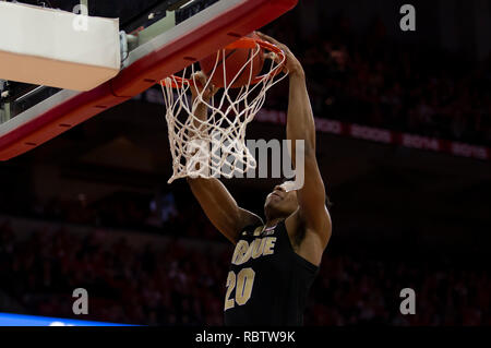 Madison, Wisconsin. 11 Jan, 2019. Purdue Kesselschmiede guard Nojel Ost Nr. 20 Kerben auf einem Slam Dunk während der NCAA Basketball Spiel zwischen der Purdue Kesselschmiede und die Wisconsin Badgers in der Kohl Center in Madison, WI. Purdue besiegt Wisconsin in überstunden 84-80. John Fisher/CSM Credit: Cal Sport Media/Alamy leben Nachrichten Stockfoto