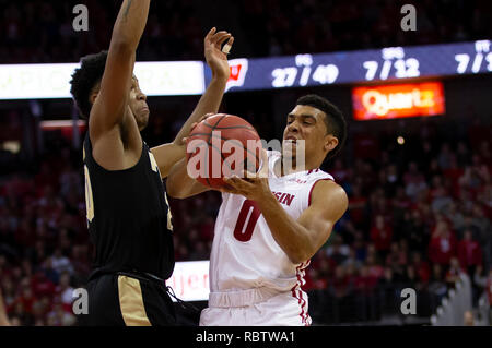 Madison, Wisconsin. 11 Jan, 2019. Wisconsin Dachse guard D'Mitrik Trice #0 läuft in Purdue Kesselschmiede guard Nojel Ost Nr. 20 während der NCAA Basketball Spiel zwischen der Purdue Kesselschmiede und die Wisconsin Badgers in der Kohl Center in Madison, WI. Purdue besiegt Wisconsin in überstunden 84-80. John Fisher/CSM Credit: Cal Sport Media/Alamy leben Nachrichten Stockfoto