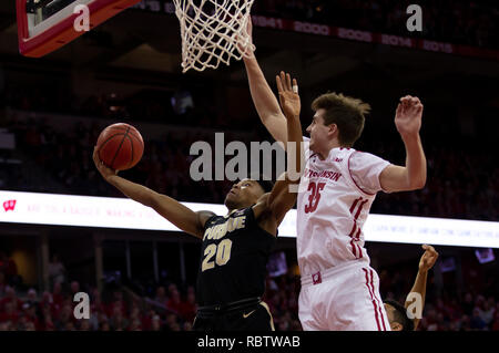 Madison, Wisconsin. 11 Jan, 2019. Wisconsin Dachse vorwärts Nate Reuvers #35 geht oben für einen Block Schuß auf Purdue Kesselschmiede guard Nojel Ost Nr. 20 während der NCAA Basketball Spiel zwischen der Purdue Kesselschmiede und die Wisconsin Badgers in der Kohl Center in Madison, WI. Purdue besiegt Wisconsin in überstunden 84-80. John Fisher/CSM Credit: Cal Sport Media/Alamy leben Nachrichten Stockfoto