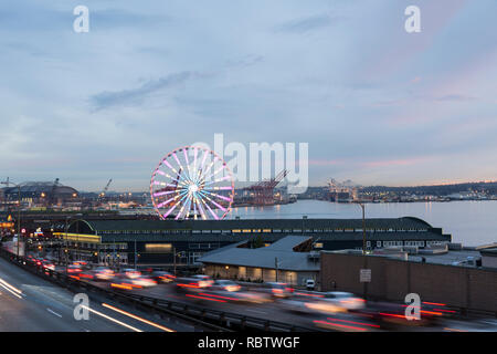 Seattle, Washington, USA. 11 Jan, 2019. Verkehr bewegt sich entlang der Uferpromenade in den letzten Sonnenuntergang über die alaskische Weise Viaduct. Die Autobahn permanent geschlossen um 10:00 Uhr Am 11. Januar so Crews bewegen kann der State Route 99 vom Viadukt zu einem state-of-the-art Tunnel. Die 1950er-Ära Doppeldecker Autobahn stark im Jahr 2001 Nisqually Erdbeben beschädigt wurde und hat lange über seine Nutzungsdauer gepflegt wurde. Ein zwei Kilometer langer, gelangweilt Straßentunnel ersetzt die alaskische Weise Viaduct, die State Route 99 in der Innenstadt von Seattle aus der SODO Nachbarschaft zu South Lake Union. Credit: Paul Christian G Stockfoto